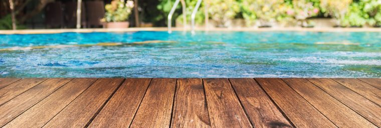 Terrasse en bois pour piscine 